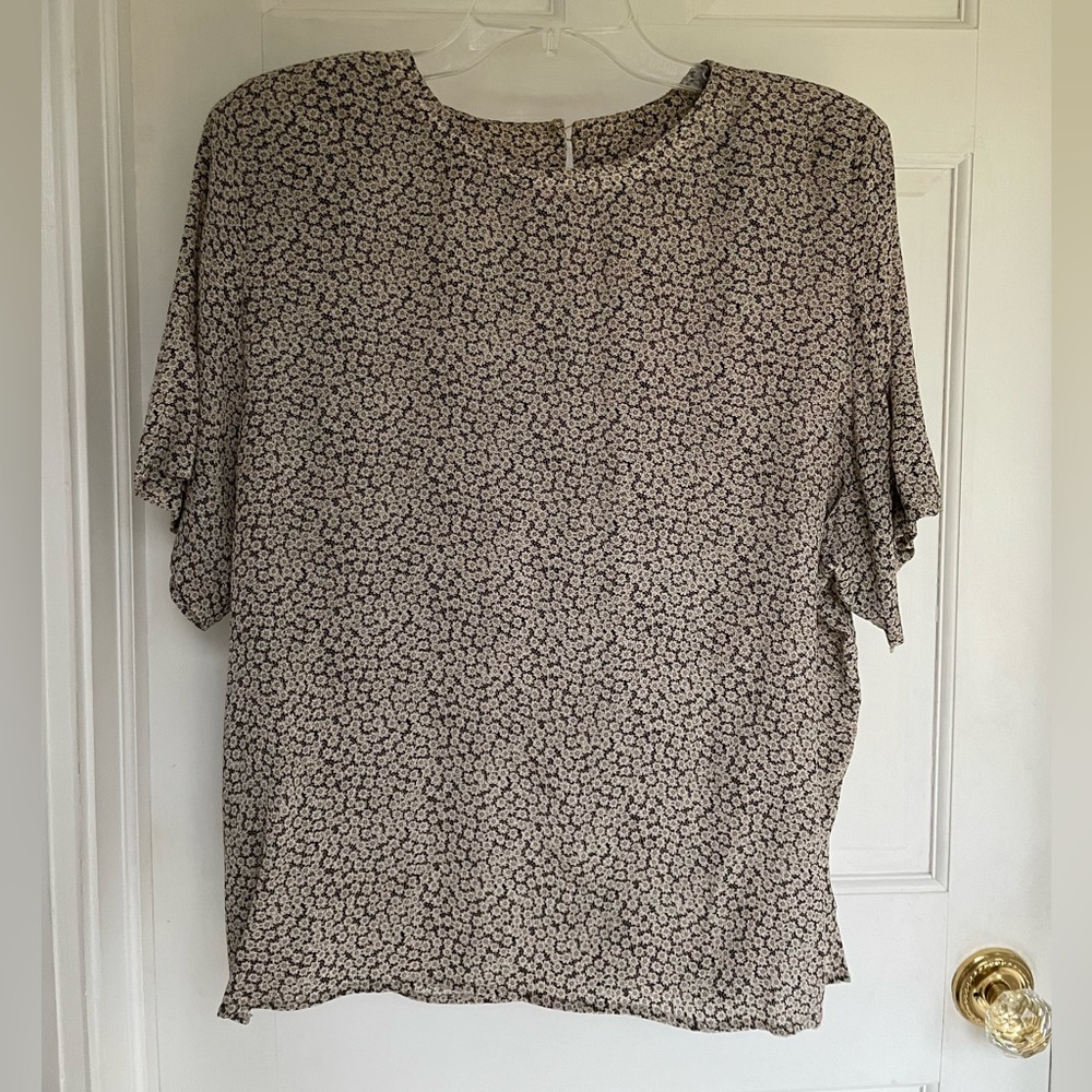 Cute Daisy blouse Beige, black cream, approximate size 10 by Evan-Picone.